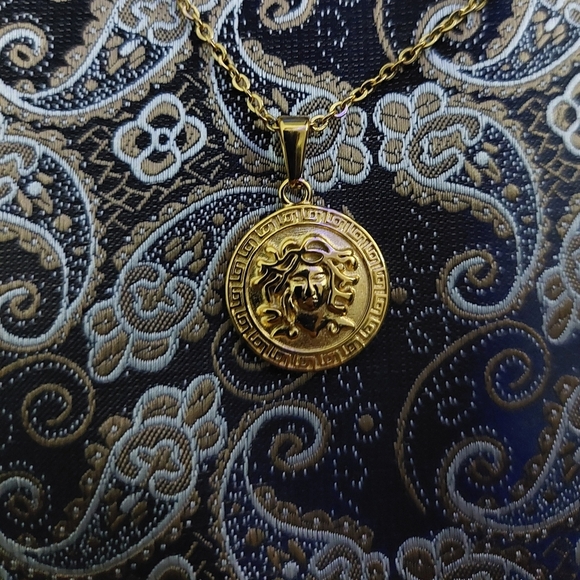 18K Gold Plated Medusa Pendant Necklace Coin Shape and Chain - Picture 7 of 10
